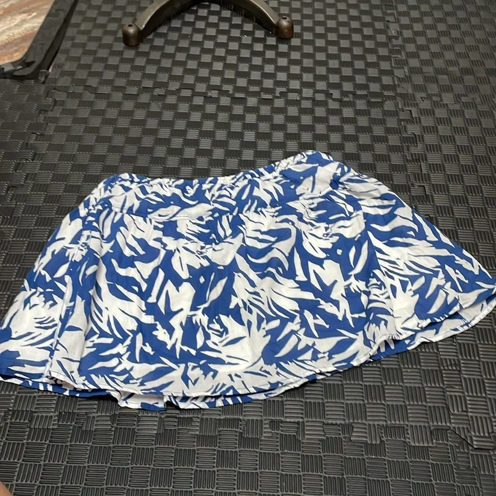 Aeropostale Navy blue and white leaf pattern skirt size medium